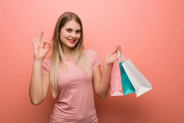 Ung Vacker Rysk Tjej Glad Och Säker Att Göra Gest — Stockfoto