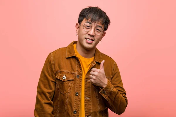 Joven Hombre Chino Con Una Chaqueta Sonriendo Levantando Pulgar Hacia —  Fotos de Stock