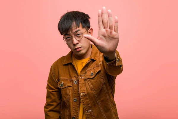 Joven Hombre Chino Con Una Chaqueta Poniendo Mano Frente — Foto de Stock