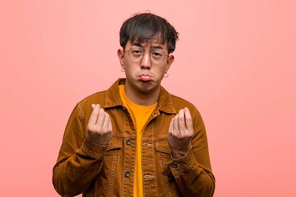 Joven Hombre Chino Con Una Chaqueta Haciendo Gesto Necesidad — Foto de Stock