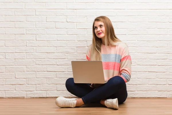 Jonge Russische Student Vrouw Zitten Dromen Van Het Bereiken Van — Stockfoto