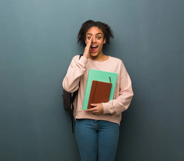 Mladá Studentská Černá Žena Vykřikuje Něco Šťastného Frontu Drží Knihy — Stock fotografie