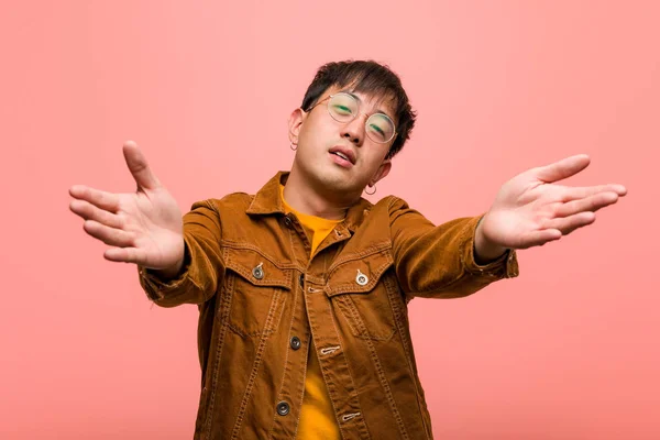 Junger Chinesischer Mann Trägt Eine Jacke Sehr Glücklich Und Umarmt — Stockfoto