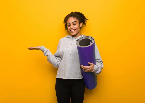 Junge Fitte Schwarze Frau Die Etwas Mit Der Hand Hält — Stockfoto