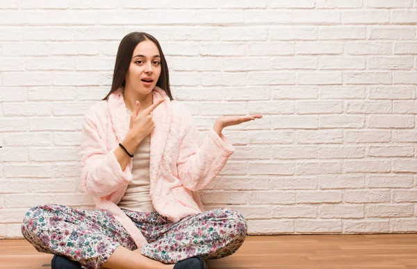 Jonge Vrouw Draagt Pyjama Holding Iets Met Hand — Stockfoto