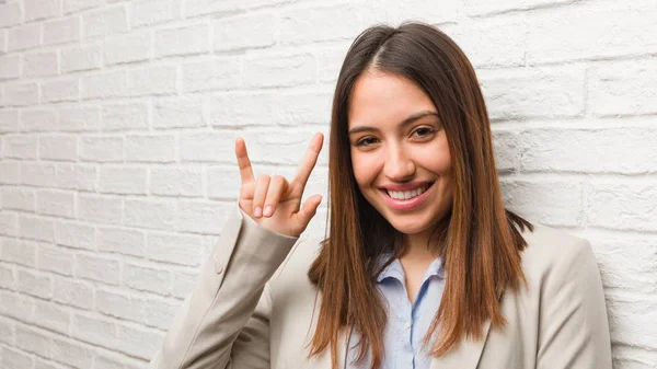 Jonge Zakelijke Vrouw Doet Een Rock Gebaar — Stockfoto