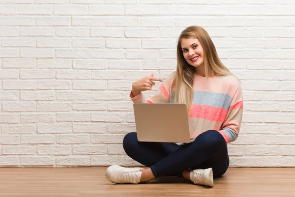 Joven Estudiante Rusa Sentada Persona Señalando Mano Espacio Copia Camisa — Foto de Stock