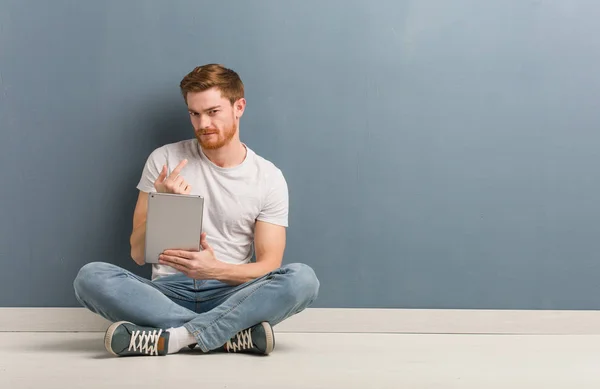 Joven Estudiante Pelirrojo Sentado Suelo Invitando Venir Está Sosteniendo Una — Foto de Stock