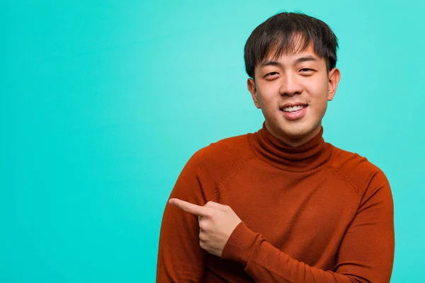 Jonge Chinese Man Glimlachend Wijzend Naar Zijkant — Stockfoto