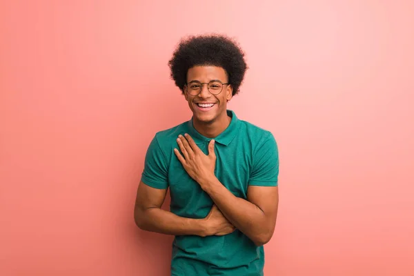 Joven Afroamericano Hombre Sobre Una Pared Rosa Riendo Divirtiéndose — Foto de Stock