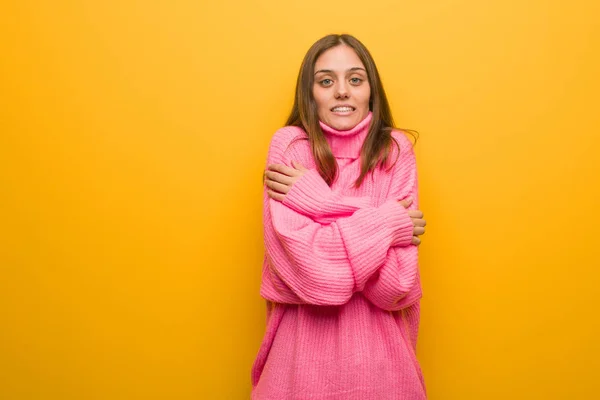 Genç Modern Kadın Düşük Sıcaklık Nedeniyle Soğuk Gidiyor — Stok fotoğraf