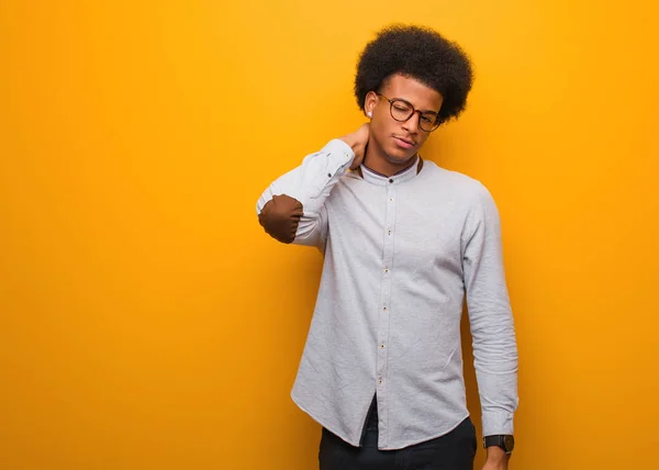 Young African American Man Orange Wall Suffering Neck Pain — Stock Photo, Image