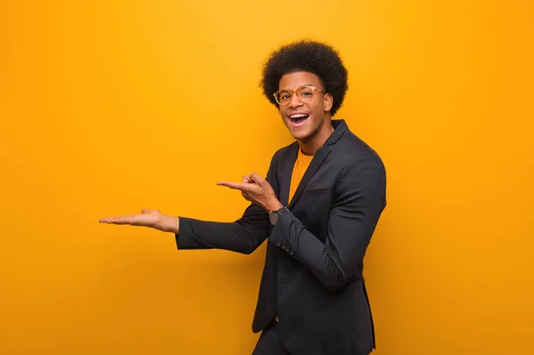 Jovem Empresário Afro Americano Homem Sobre Uma Parede Laranja Segurando — Fotografia de Stock