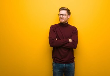 Genç akıllı adam gülümseyen emin ve silah geçiş, yukarı bakıyor