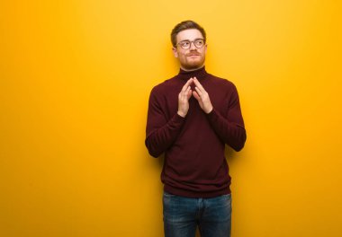 Genç akıllı adam bir plan yapıyor.