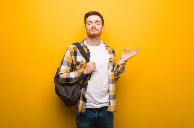 Genç Redhead öğrenci kadın performans Yoga