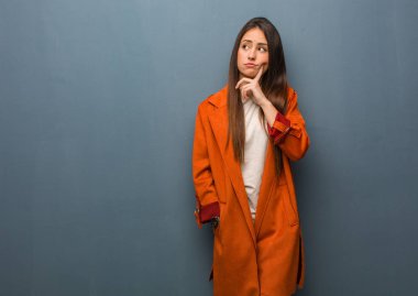 Genç doğal kadın şüpheden ve karıştı