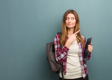 Genç öğrenci Rus kadın parmak ile yan işaret