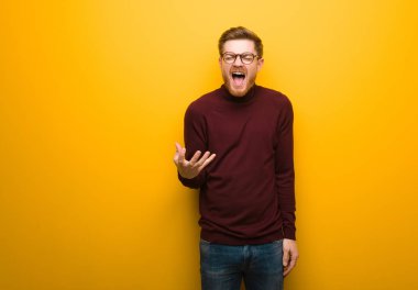 Genç akıllı adam çok korkuyor ve korkuyor