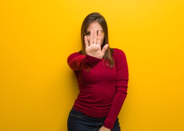 Genç entelektüel kadın ön el koyarak