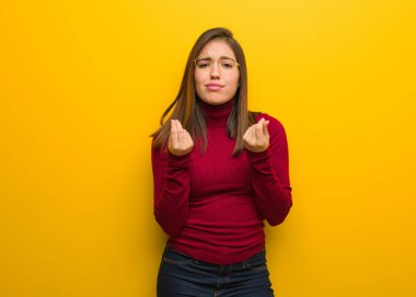 Genç entelektüel kadın ihtiyacı bir jest yapıyor