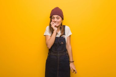 Genç hipster kadın ısırma çivi, sinir ve çok endişeli