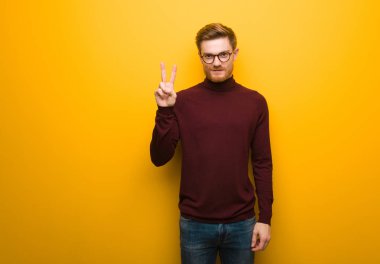 İki numara gösteren genç akıllı adam