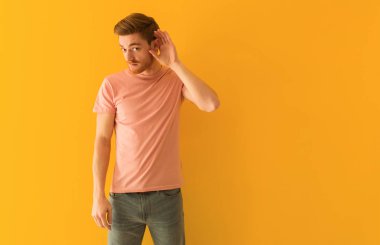 Genç Redhead adam bir dedikodu dinlemeye çalışın