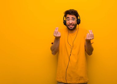 Genç adam müzik dinleme ihtiyacı bir jest yapıyor
