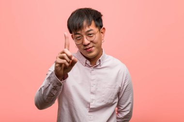 Bir numara gösteren genç Çinli adam