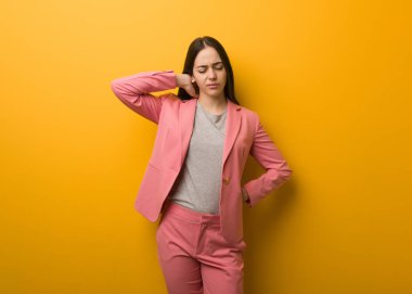 Genç modern iş kadın acı boyun ağrısı