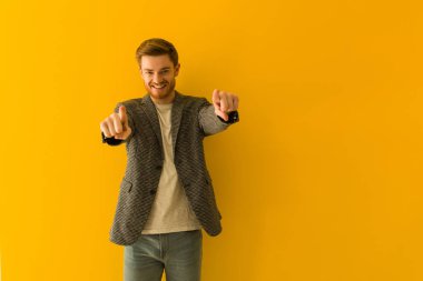 Genç Redhead iş adam neşeli ve ön işaret gülümseyen