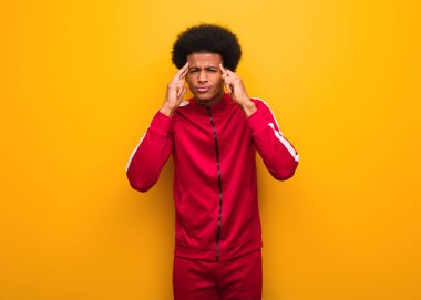 Turuncu bir duvar üzerinde genç spor siyah adam bir konsantrasyon jest yapıyor