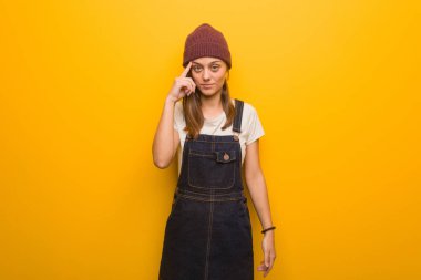 Genç hipster kadın bir fikir hakkında düşünme