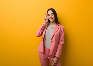 Genç modern iş kadını eğlenceli ve mutlu zafer bir jest yapıyor