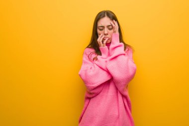 Genç modern kadın umutsuz ve üzücü