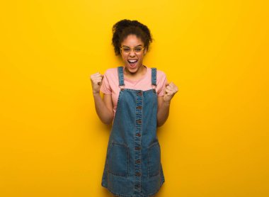 Mavi gözleri ile genç siyah Afrikalı Amerikalı kız çok öfkeli ve agresif çığlık