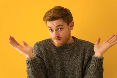 Genç Redhead adam yüz kapatmak şüphe ve Shrugging omuz