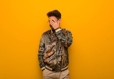 Genç serin utandım ve aynı anda gülen adam