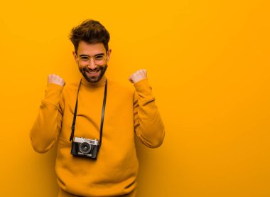 Genç fotoğrafçı adam şaşırttı ve şok