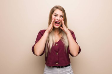 Genç Rus kadın ön bir şey mutlu bağırıyor