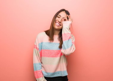 Sevimli kadın göz ok jest yapıyor kendine güvenen genç