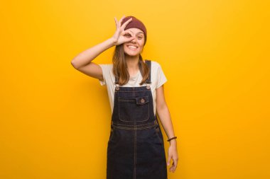 Genç hipster kadın göz ok jest yapıyor emin