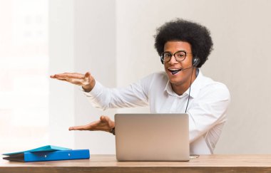 Genç telemarketer siyah adam tutan bir şey çok şaşırttı ve şok