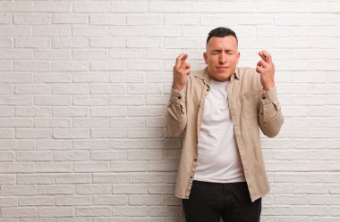 Genç Latin adam geçiş parmaklar için sahip şans