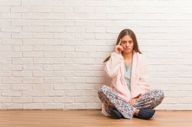 Bir fikir düşünmeye pijama giymiş genç kadın