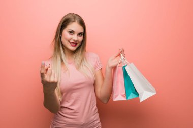 Gelmek için davet genç güzel Rus kız. O bir alışveriş çantaları tutuyor.