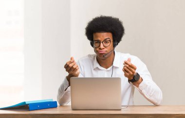 Ergen telemarketer siyah adam ihtiyacı bir jest yapıyor