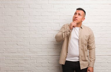 Genç Latin adam şüphelenme ve karıştı