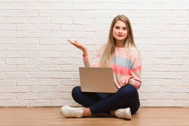 Genç Rus öğrenci kadın oturan karıştı ve şüpheli